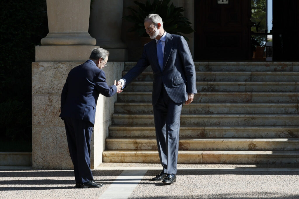 El presidente de Ceuta saluda al rey a su llegada al Palacio de Marivent./ Foto: Casa de SM el Rey