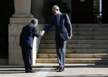 El presidente de Ceuta saluda al rey a su llegada al Palacio de Marivent./ Foto: Casa de SM el Rey