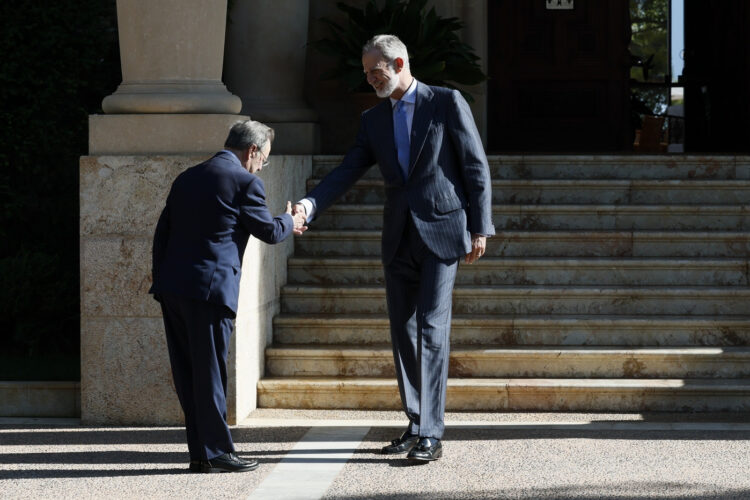 El presidente de Ceuta saluda al rey a su llegada al Palacio de Marivent./ Foto: Casa de SM el Rey