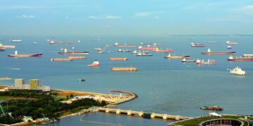 Cargo ships anchored off the port of Singapore, at the entrance to the Strait of Malacca. / Photo: HIT1912 / iStock