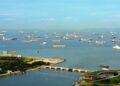 Cargueros fondeados frente al puerto de Singapur, en la entrada al estrecho de Malaca./ Foto: HIT1912 / iStock