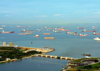 Cargueros fondeados frente al puerto de Singapur, en la entrada al estrecho de Malaca./ Foto: HIT1912 / iStock