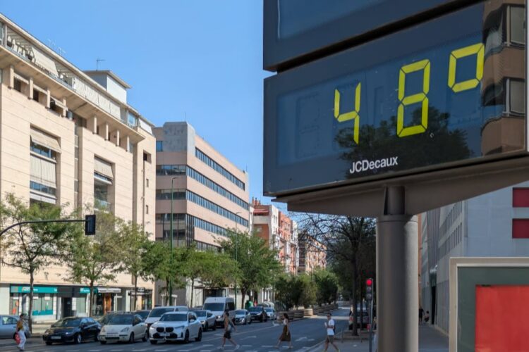 A thermometer in a street in Seville./ Photo: Carlos Koblischek / iStock