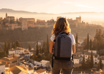 Una turista contempla la Alhambra de Granada desde el Mirador de San Nicolás. /Foto: IstockPhoto