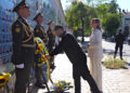 Zelenski deposita una corona de flores en honor a los caídos ucranianos, ayer en Kyiv.